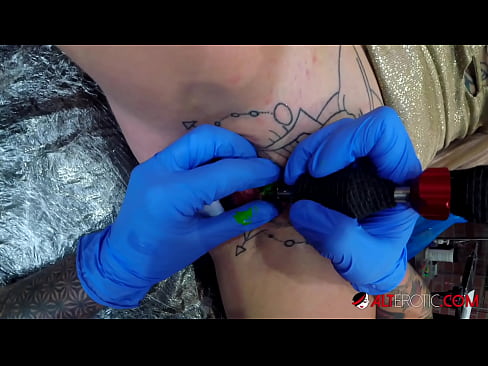 ❤️ La bomba Sully Savage, molt tatuada, es va tatuar al clítoris ❤️❌ Porno al ca.porngifer.ru ❌️